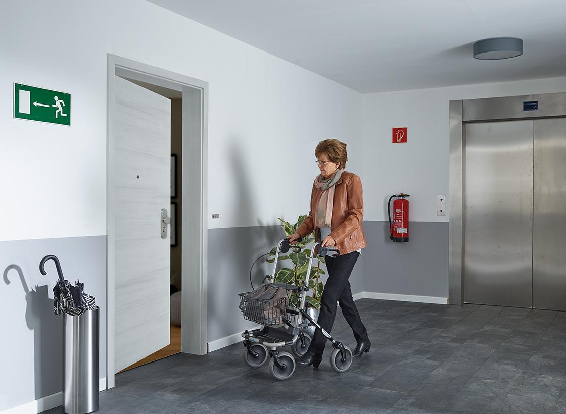 Magazin Beitrag Barrierefreie Türen Seniorin Magazin Beitrag Barrierefreie Türen Seniorin