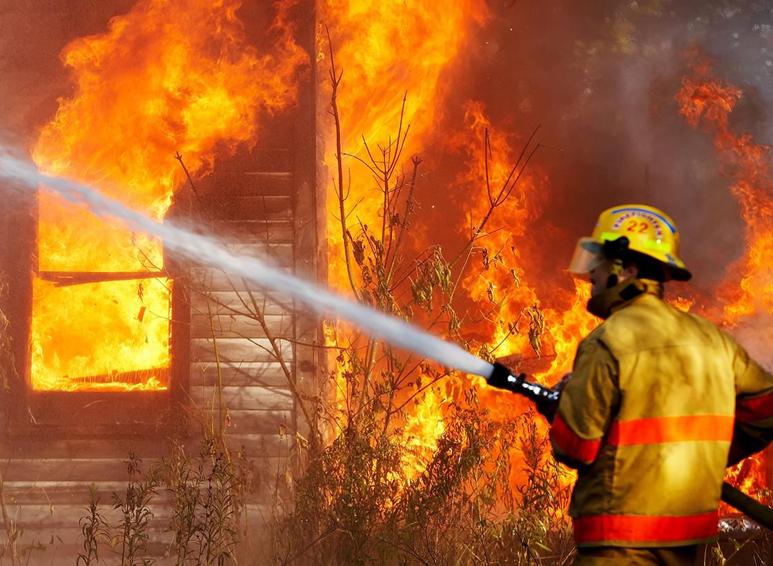 Magazin Beitrag Feuerschutz Feuerwehrmann Magazin Beitrag Feuerschutz Feuerwehrmann