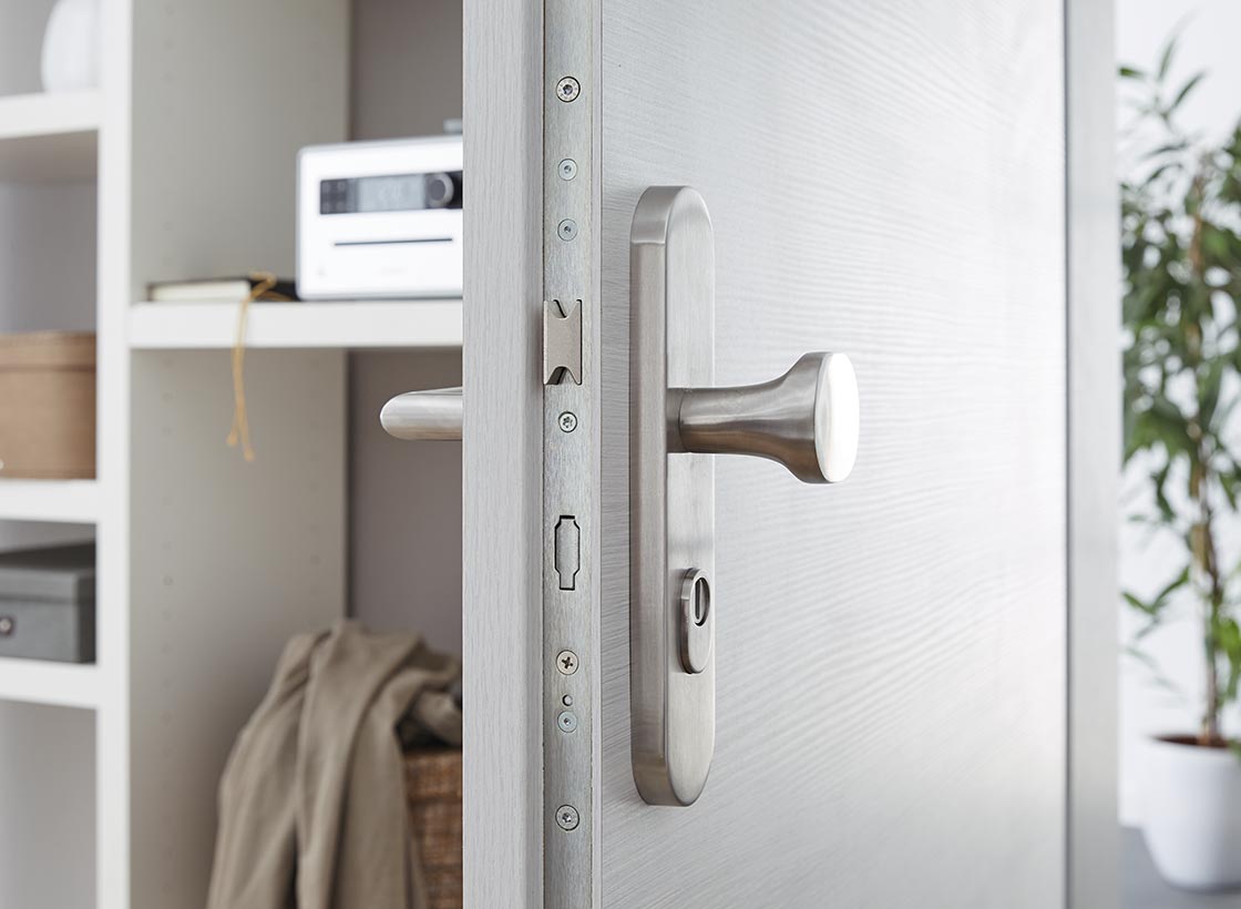 magazin_beitrag-wohnungseingangstueren_beschlag-einbruchschutz Magazinbeitrag Wohnungseingangstüren - Wohnung in Mehrfamilienhaus mit Einbruchschutztüren CPL Touch Greyline DQ mit Detailaufnahme des Beschlags
